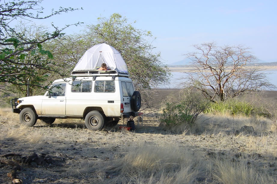 Notre 4x4 avec tente de toit au lac Magadi